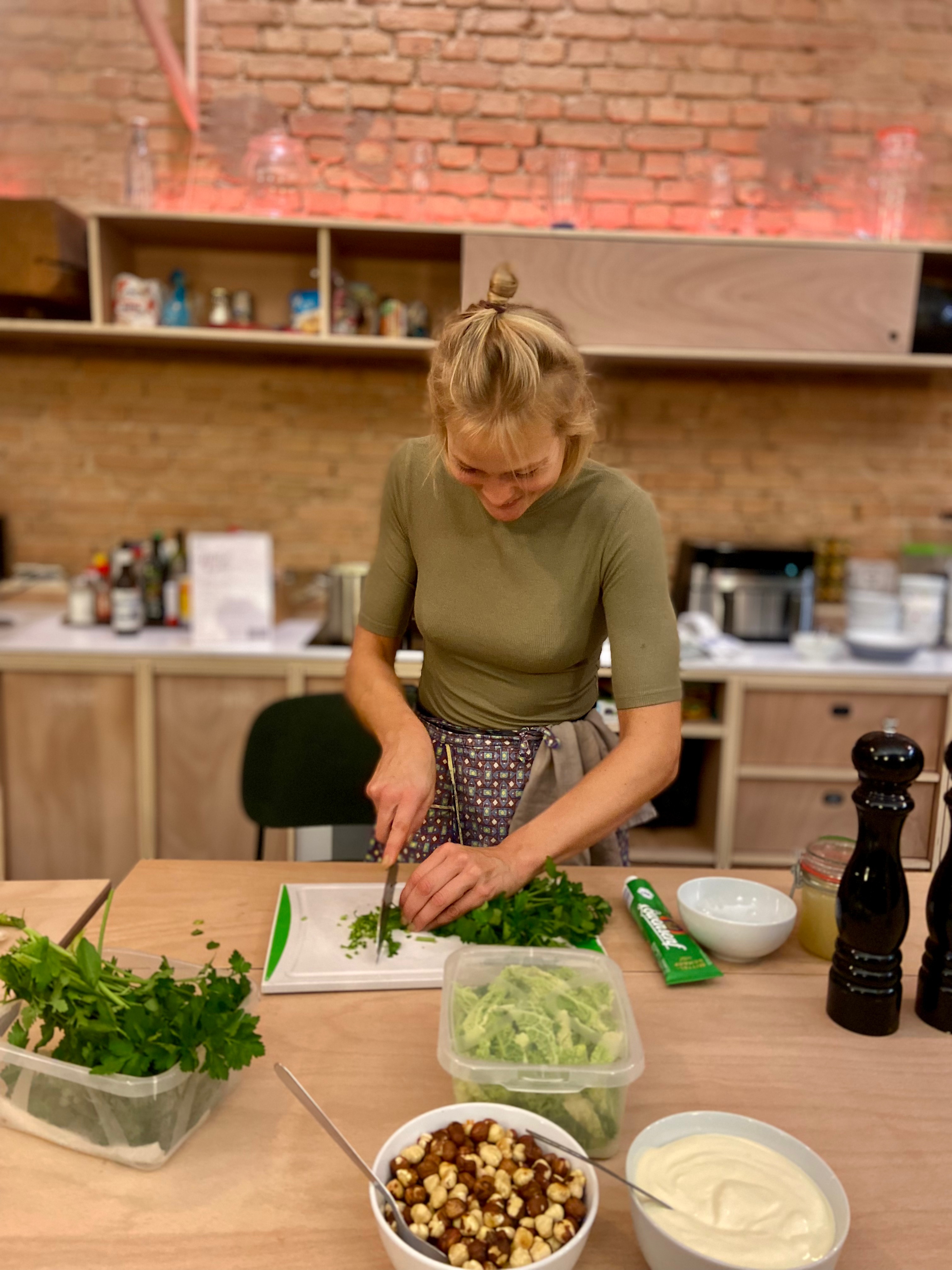 coca & EAT Eventküche. Cordi kocht gerne also Private-Chef bei ihren Kund:innen vor Ort: Seminare, Retreats, in Büros für Teamevents und gibt Kochkurse.