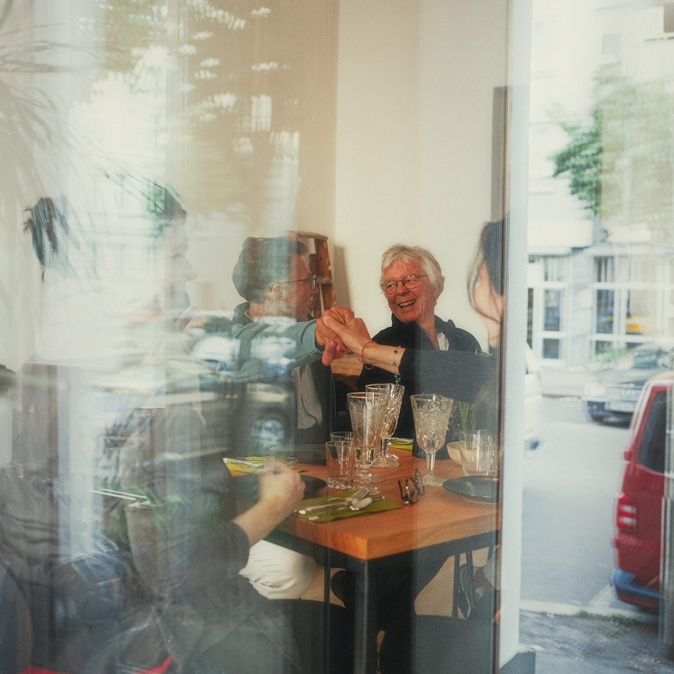 KIEZ-Dinner von coca & EAT – Nachbarinnen und Nachbarn kommen beim gemeinsamen Essen ins Gespräch und lernen sich kennen.