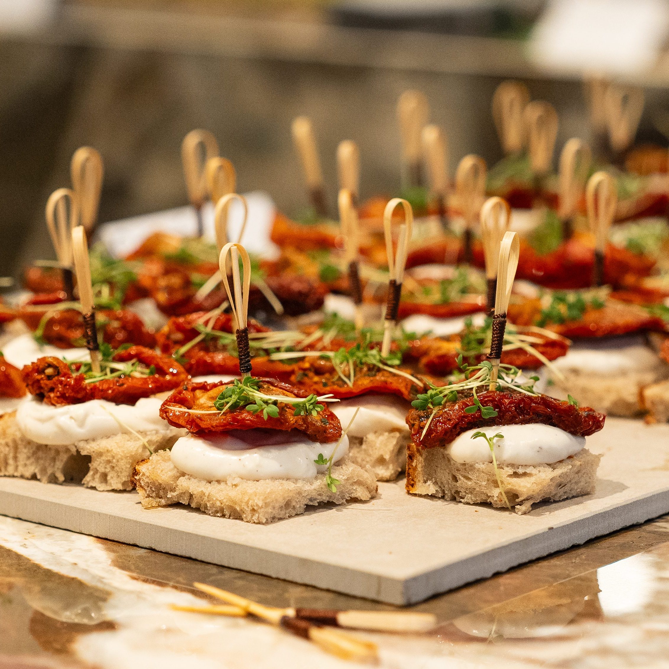 Vegan und vegetarisches Catering von coca & EAT – liebevoll angerichtetes Fingerfood und Buffet für private Feiern und Business Events in Berlin.