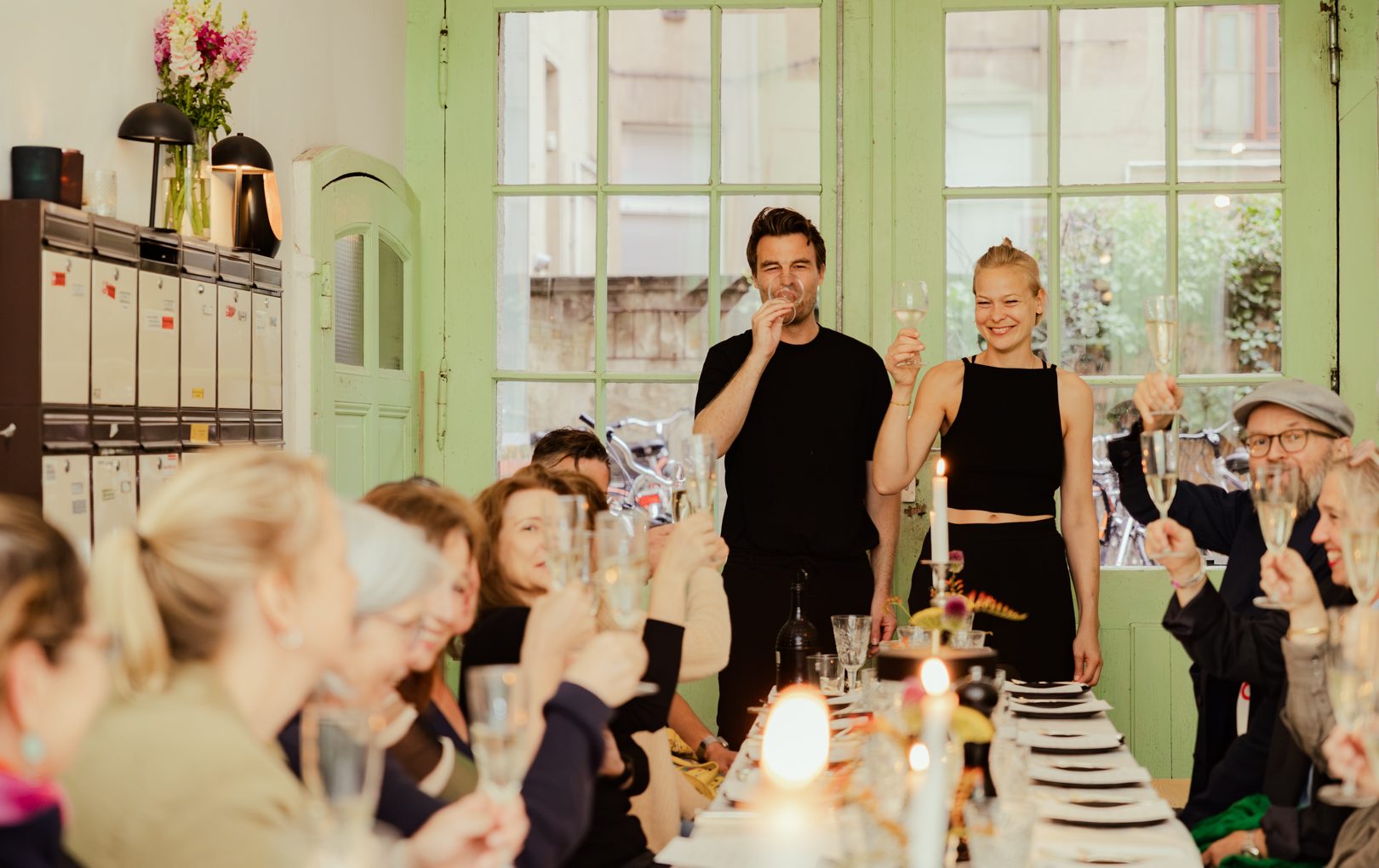 Cordi begrüßt Gäste bei einem gemeinsamen Dinner von coca & EAT in Berlin.

Foto: Claudia Hammer Photography